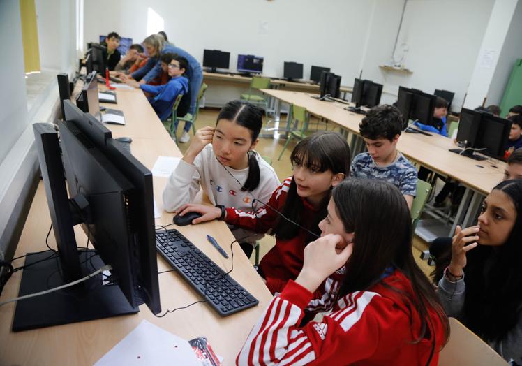 Olaya, Marina, Valentina, Carmen y Álvaro editando su noticia.