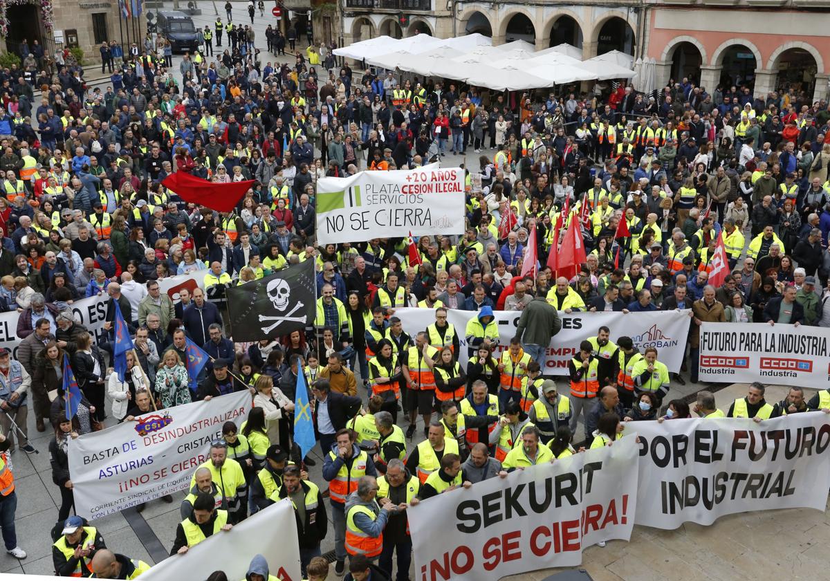 Multitud de personas participaron en la marcha por las calles de Avilés en contra del cierre en Saint-Gobain.