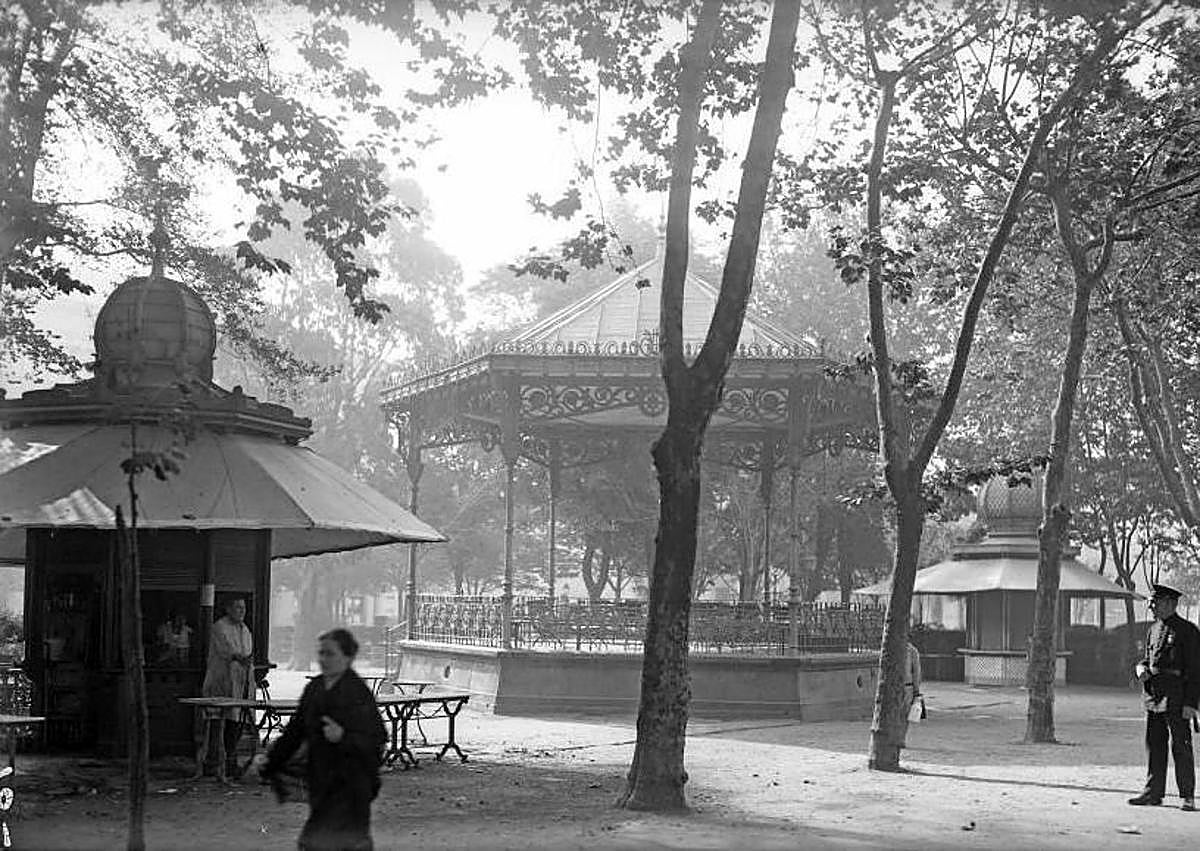 Imagen secundaria 1 - 1) Cuartel de la Policía Armada en la actual Escuela de Hostelería. 1977. 2) Quiosco de la música proyectado por Rodolfo Ibáñez entre otros dos quioscos de prensa y comestibles obra de García de la Cruz. 1928. 3) Biblioteca infantil sita en medio del parque, delante de lo que luego fue el Quierche. 1983. 