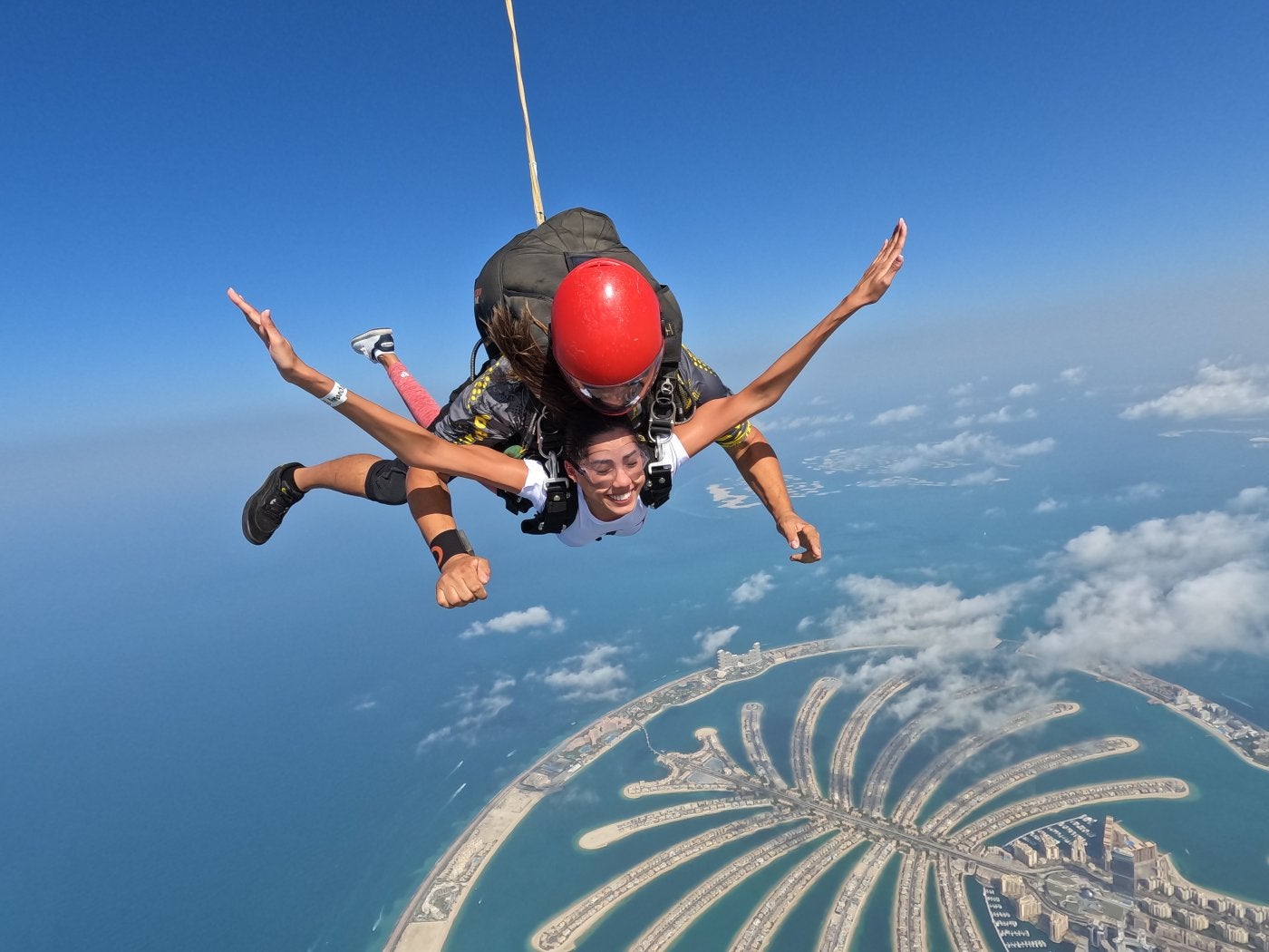 Amanda Naqvi está acostumbrada a sobrevolar Dubái, en esta ocasión, en parapente.