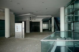 El interior del centro comercial Modoo del edificio Calatrava de Buenavista, cerrado a cal y canto desde marzo de 2019, en una imagen tomada ayer.