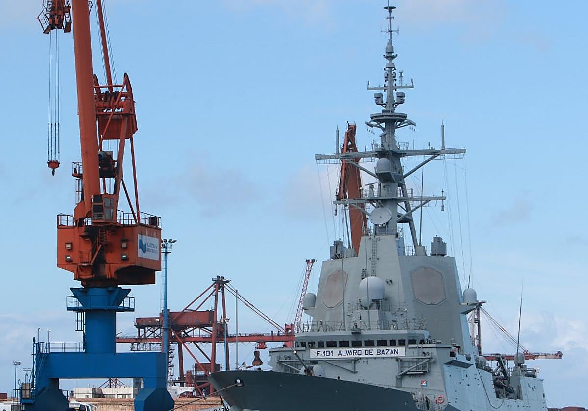 La fragata 'Álvaro de Bazán', atracada en El Musel.