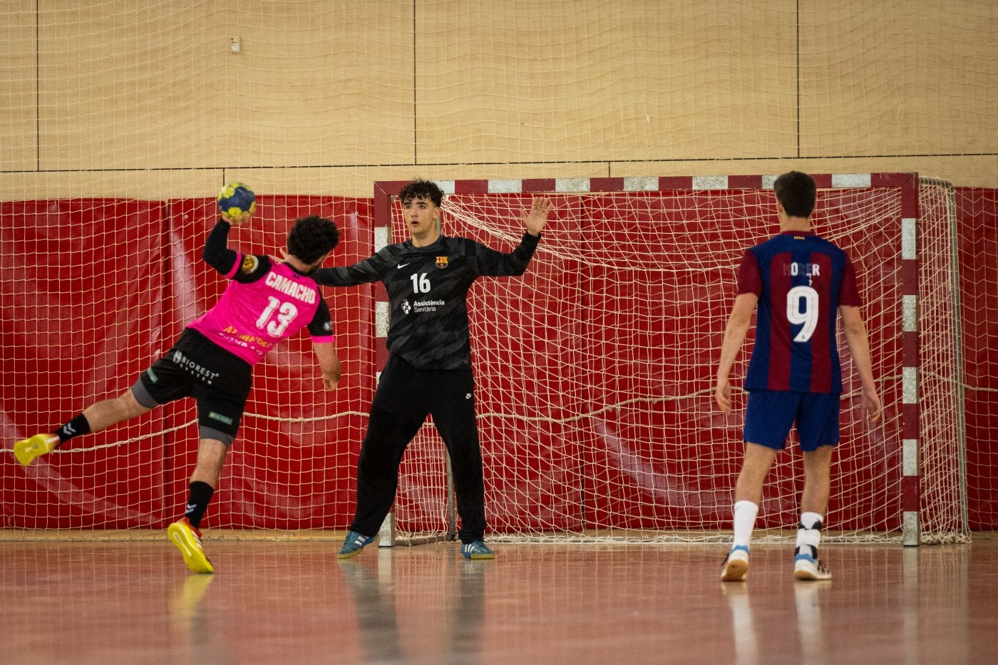 Óscar Camacho trata de anotar ante Barça.