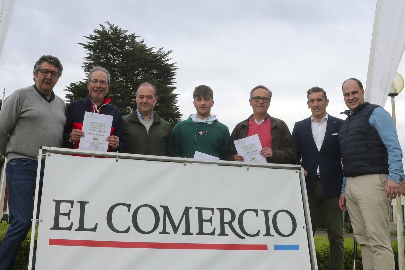 Arturo Zarauza, Jorge Medina, José Alfredo Sanz, Mario Estévez, José Javier Medina, Jorge Pañeda y Jorge Argüeso, en la clausura del torneo, en La Llorea.