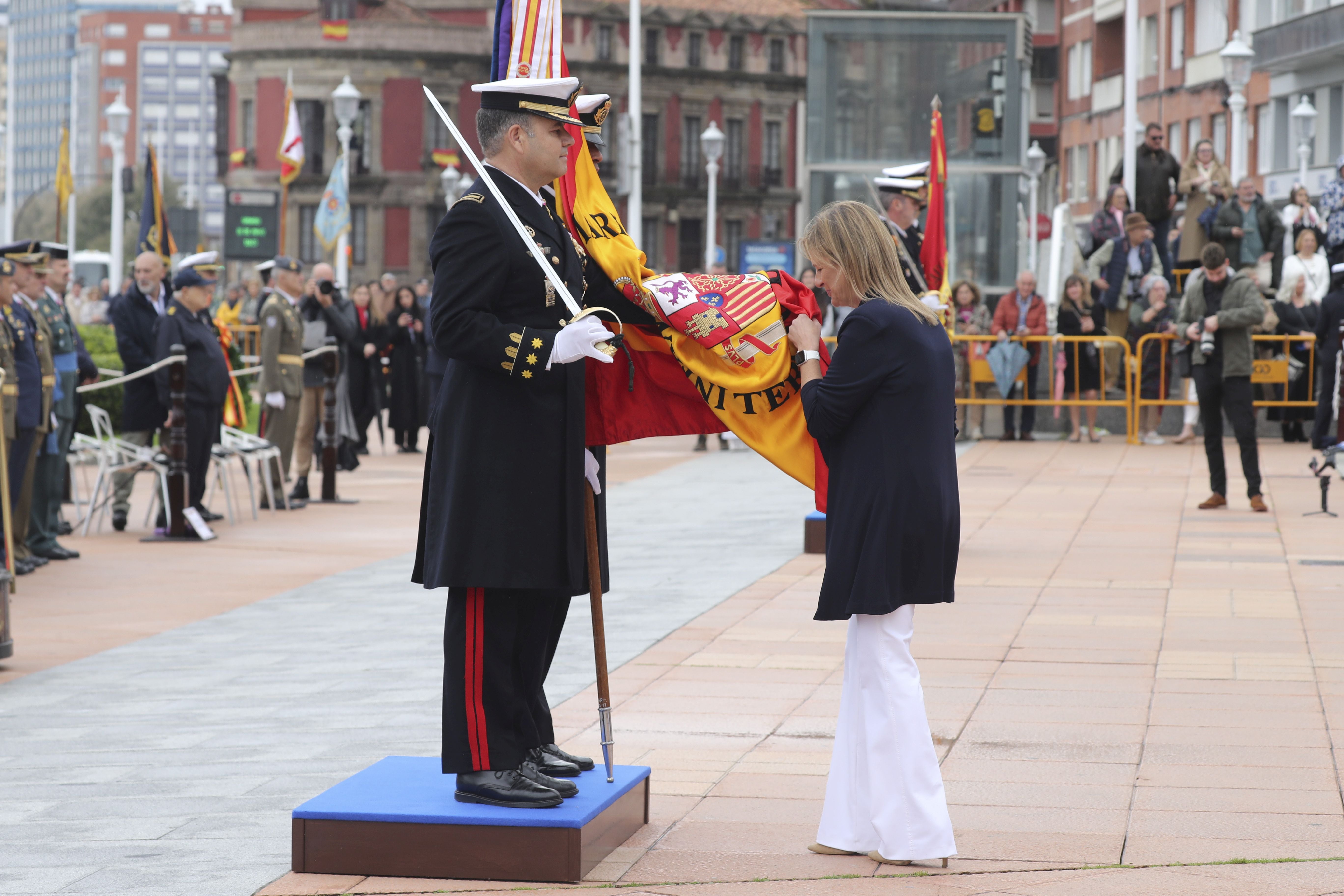 Las imágenes de la jura de bandera en Gijón (2)