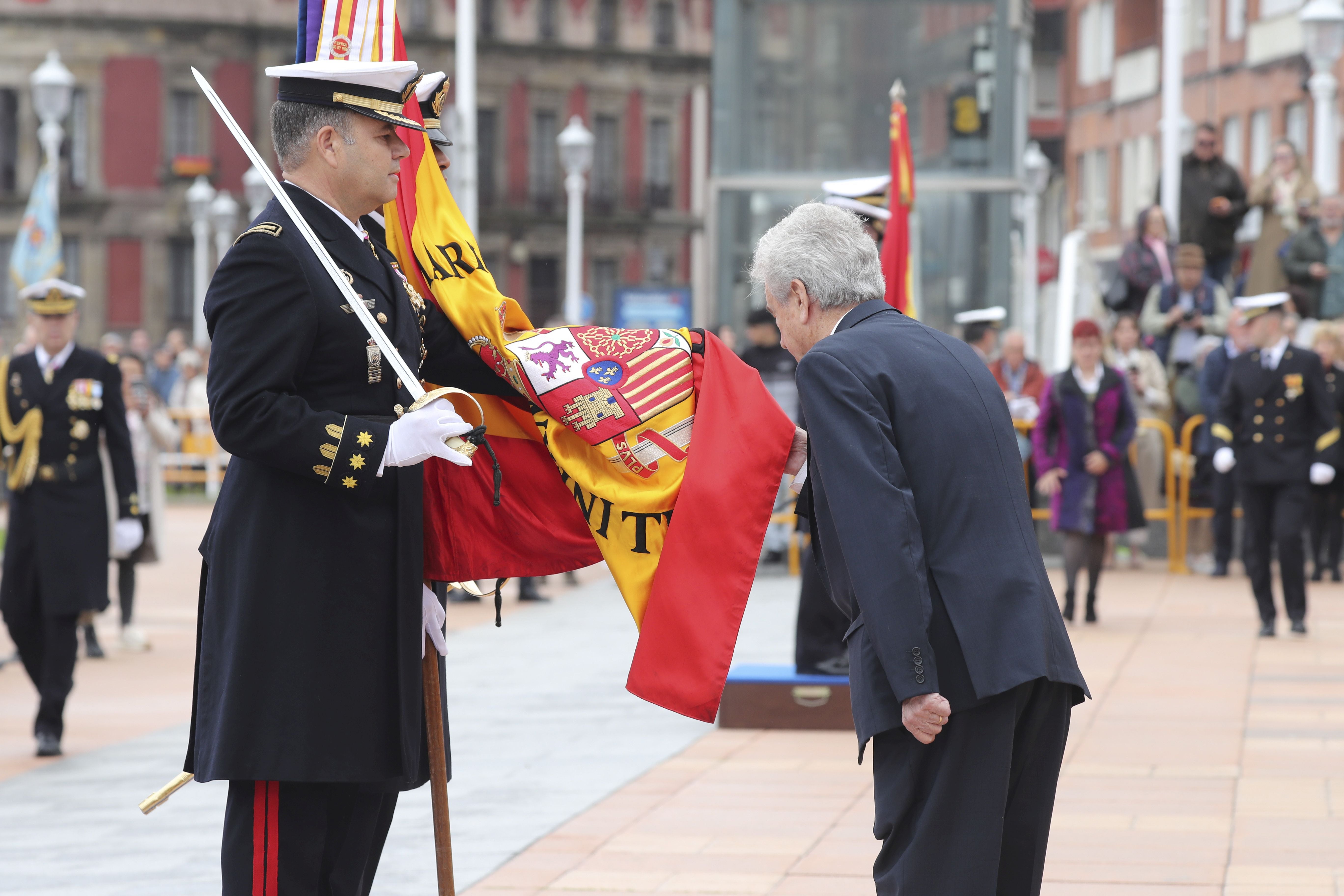 Las imágenes de la jura de bandera en Gijón (2)