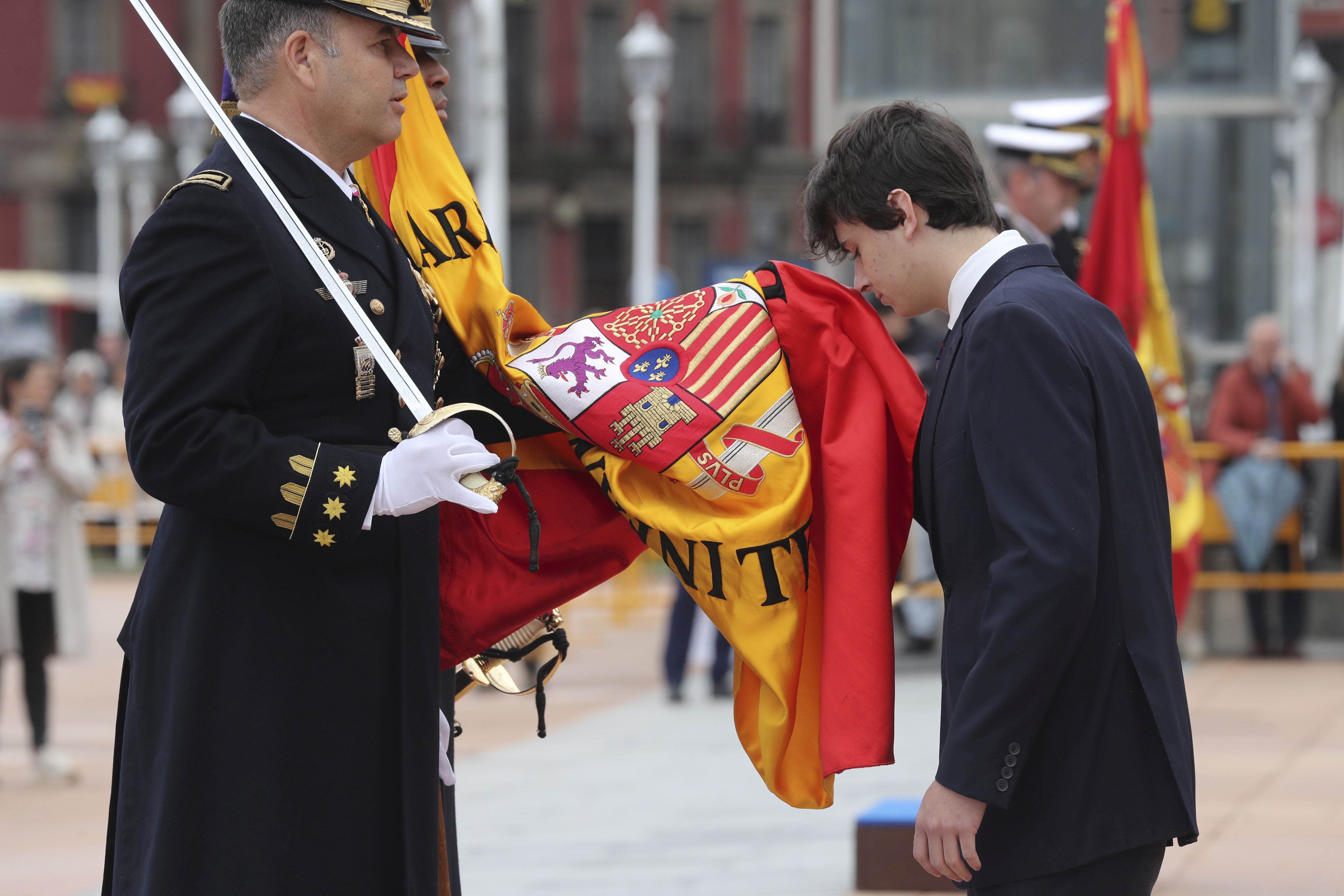 Las imágenes de la jura de bandera en Gijón (2)