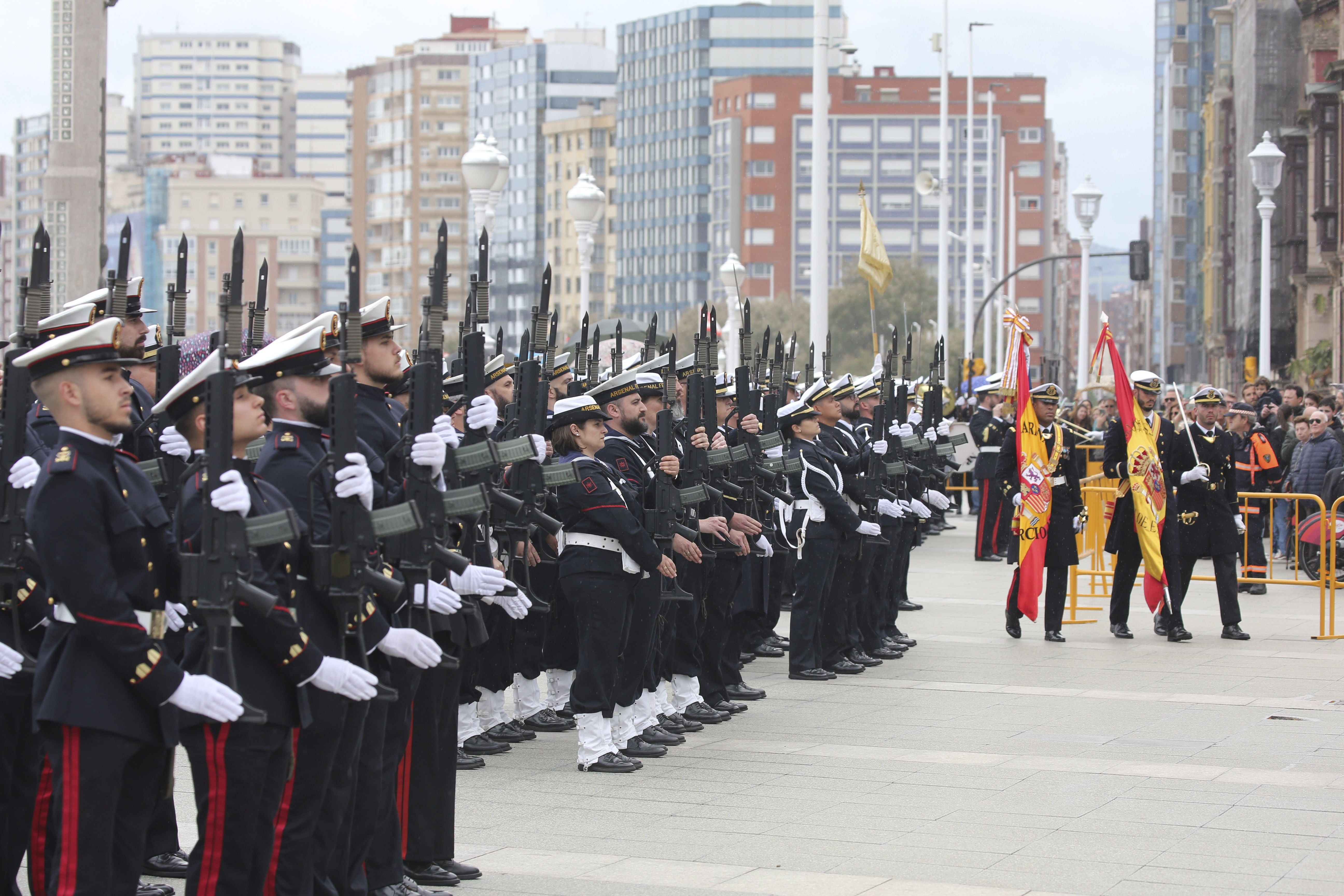 Las imágenes de la jura de bandera en Gijón (1)