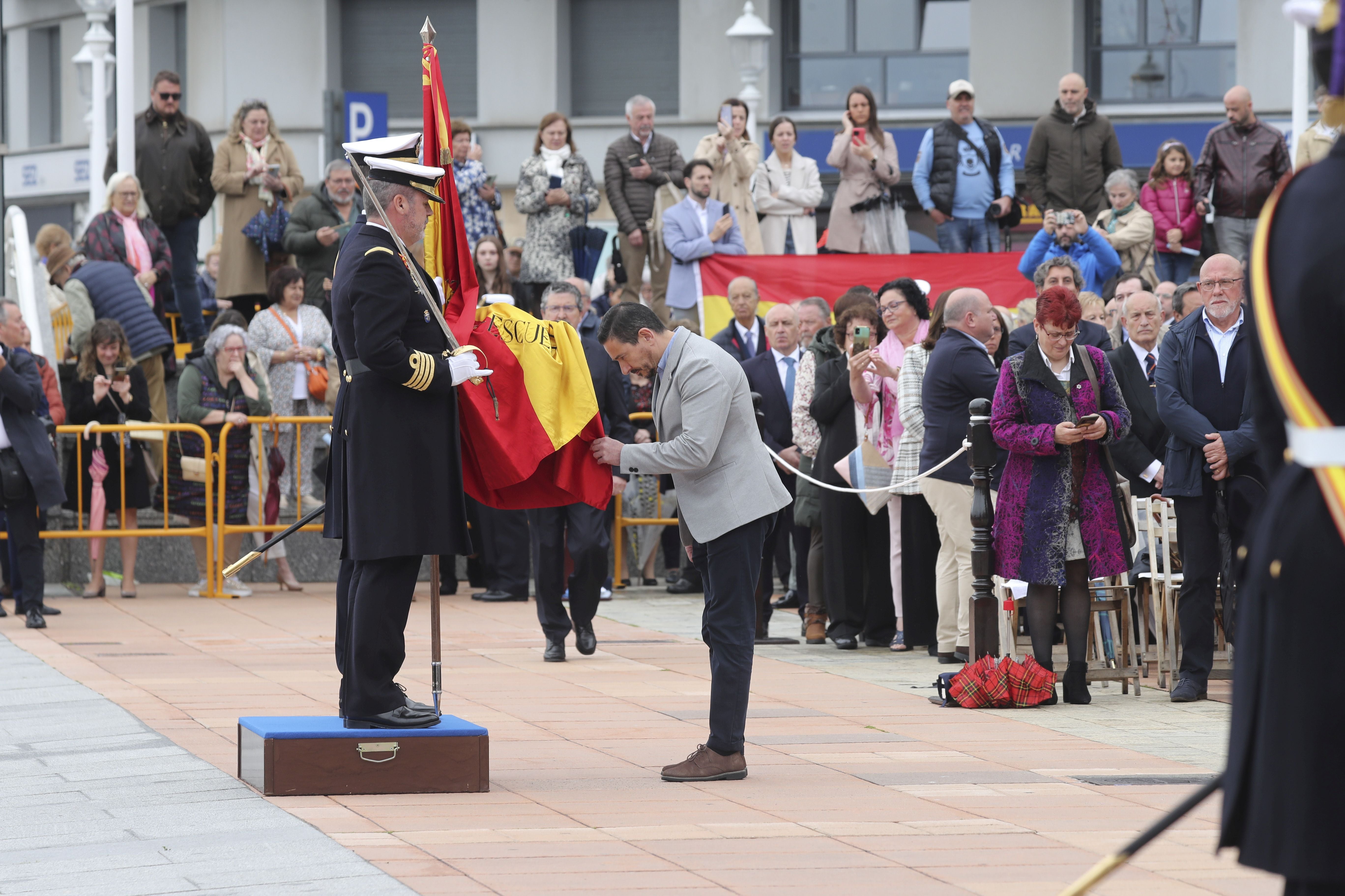 Las imágenes de la jura de bandera en Gijón (2)