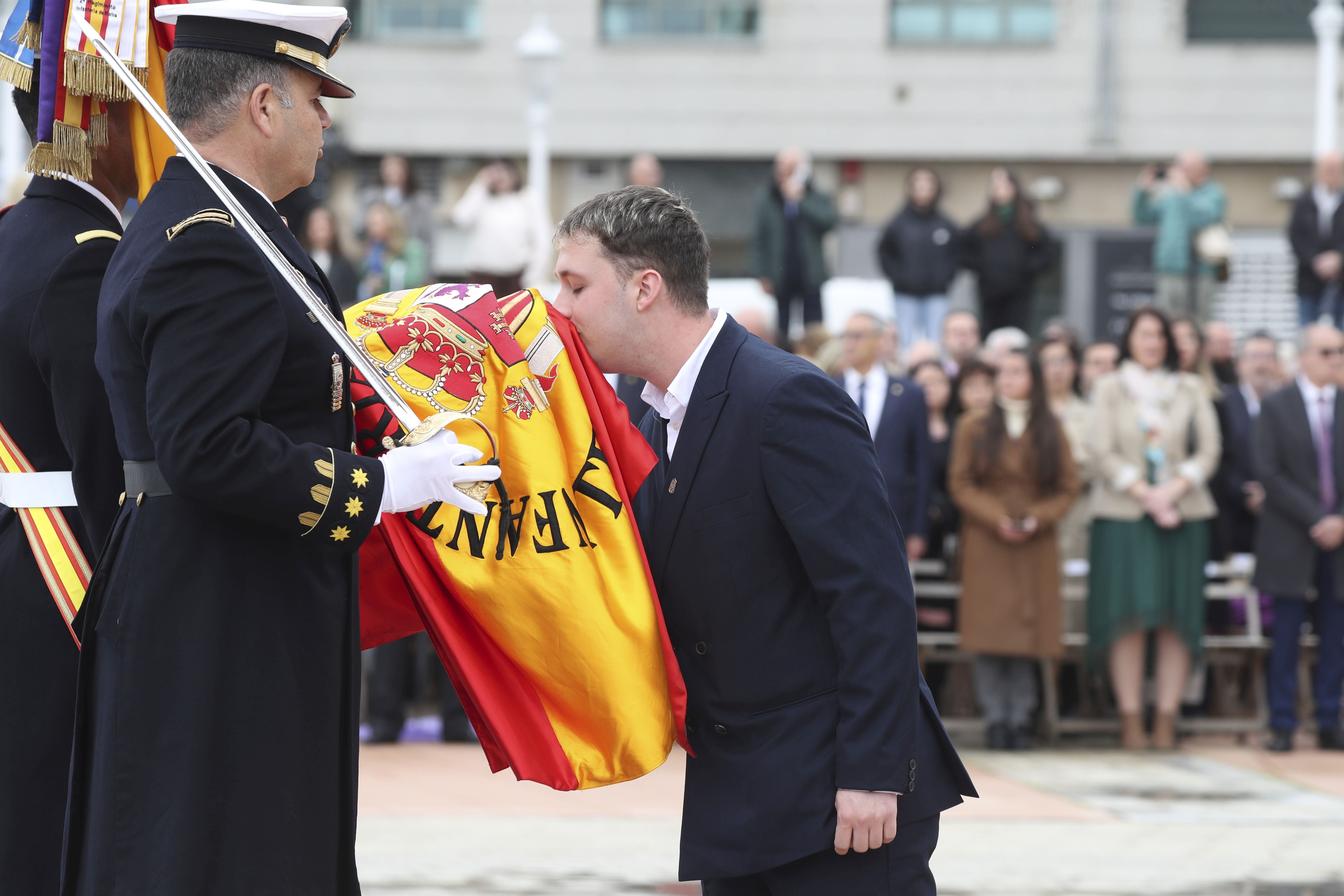 Las imágenes de la jura de bandera en Gijón (3)