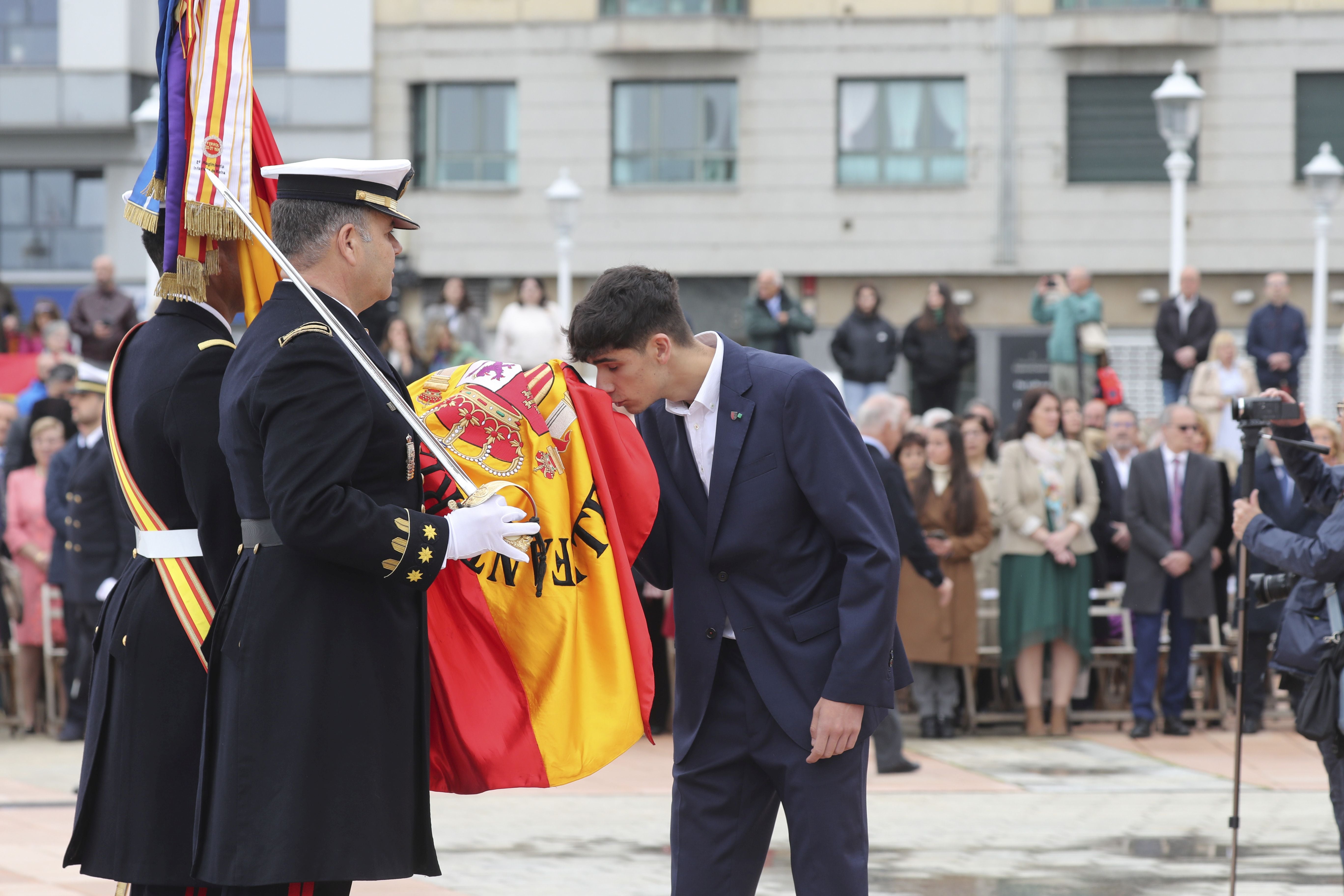 Las imágenes de la jura de bandera en Gijón (3)