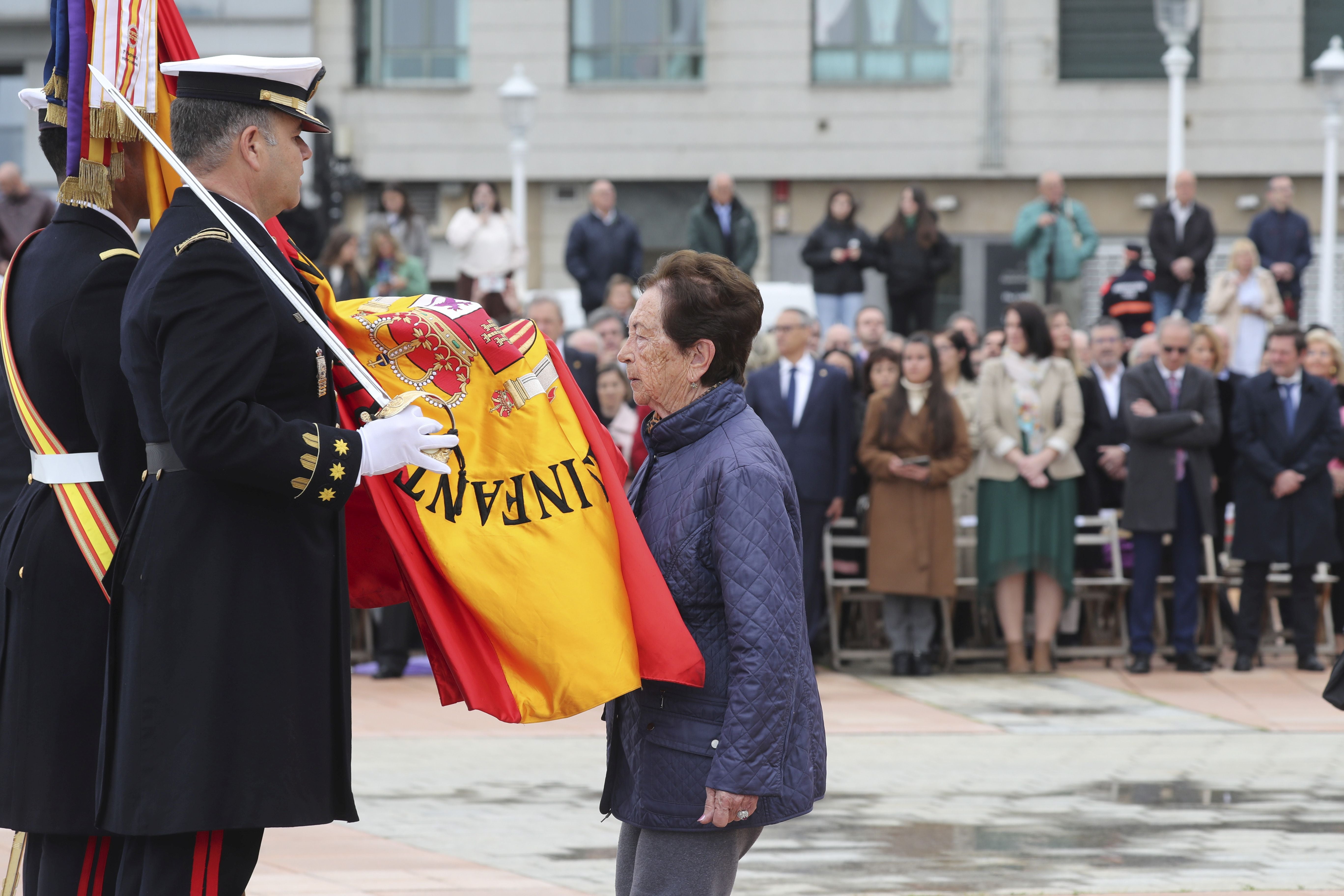 Las imágenes de la jura de bandera en Gijón (4)