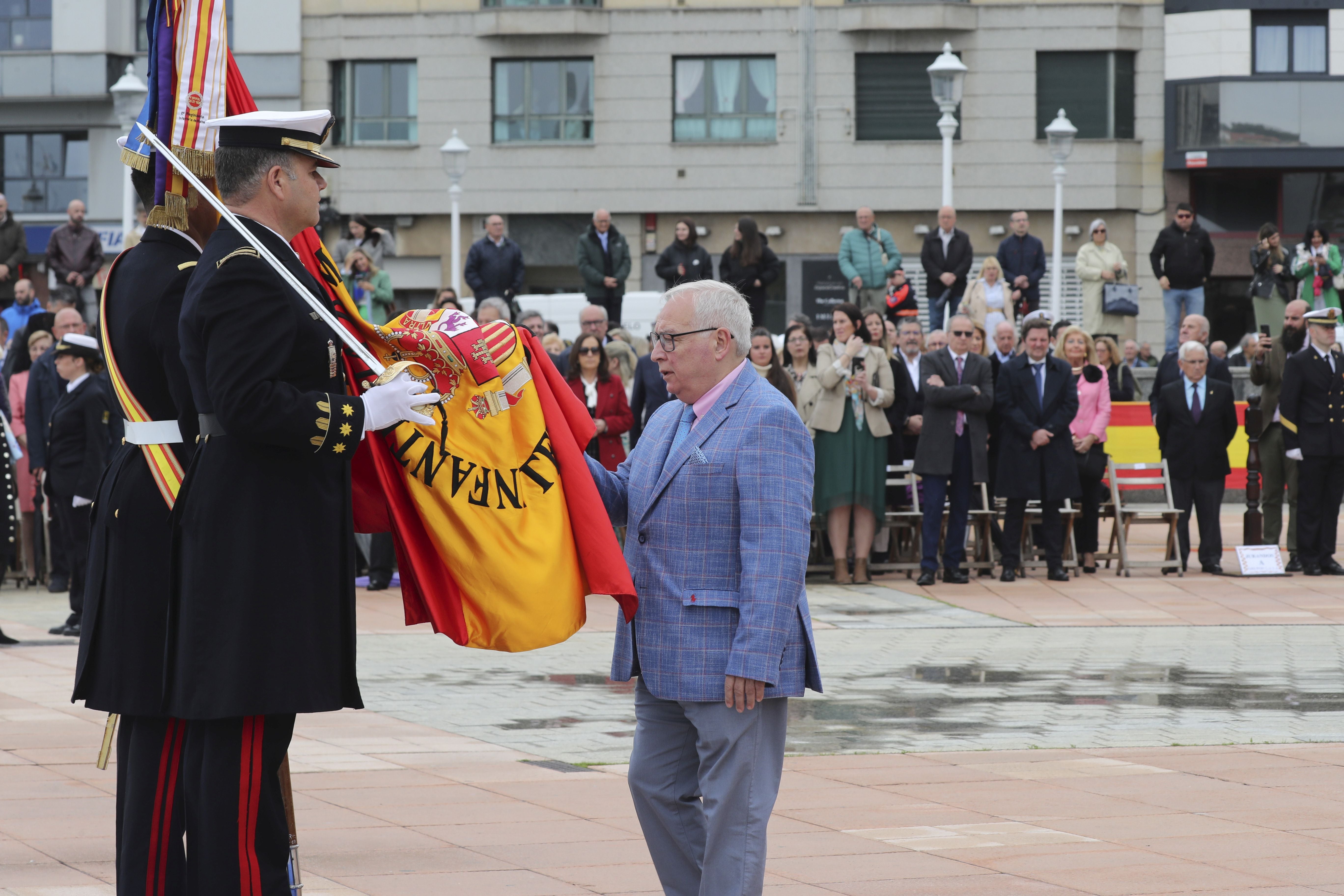 Las imágenes de la jura de bandera en Gijón (4)