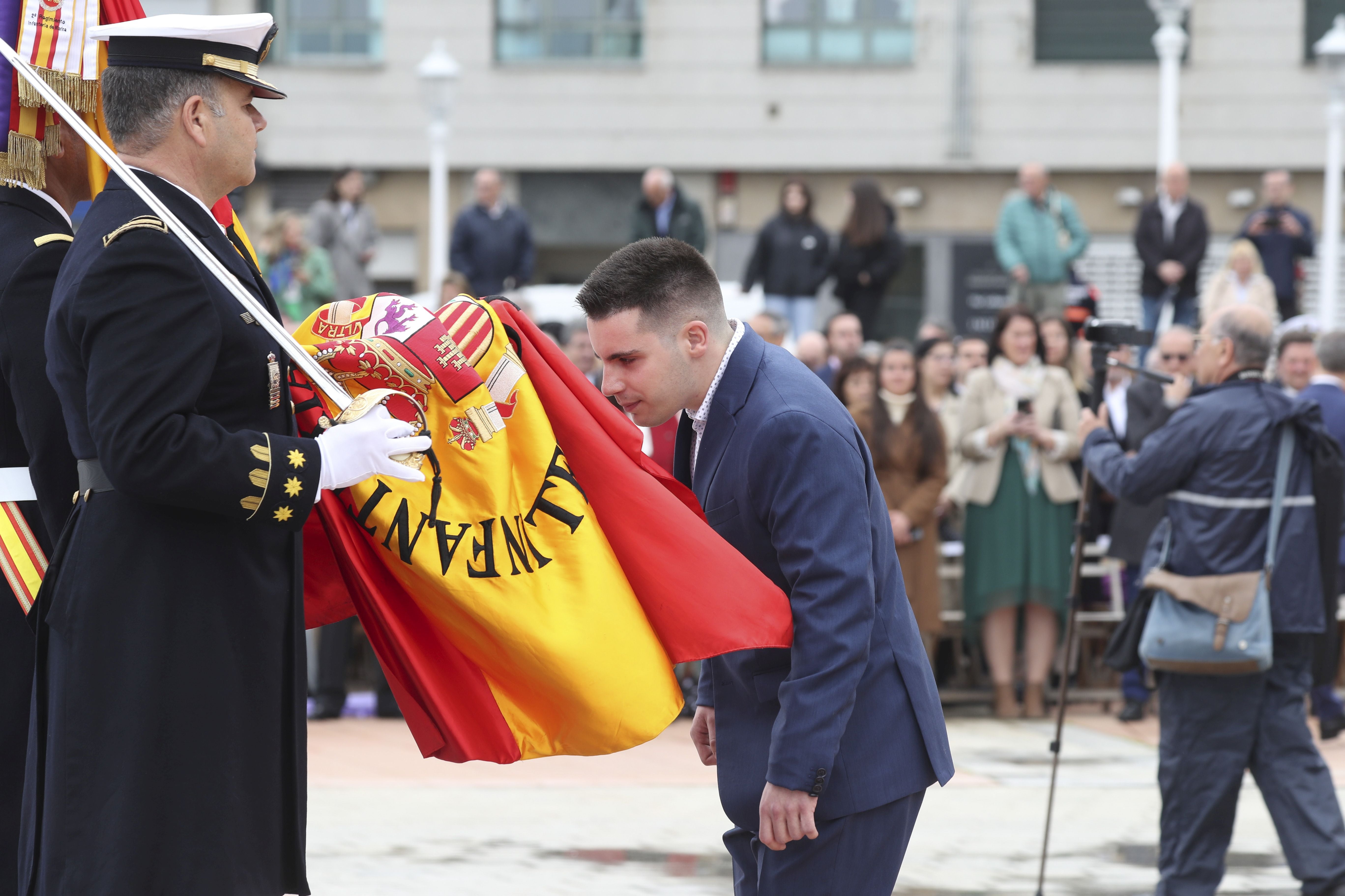 Las imágenes de la jura de bandera en Gijón (4)