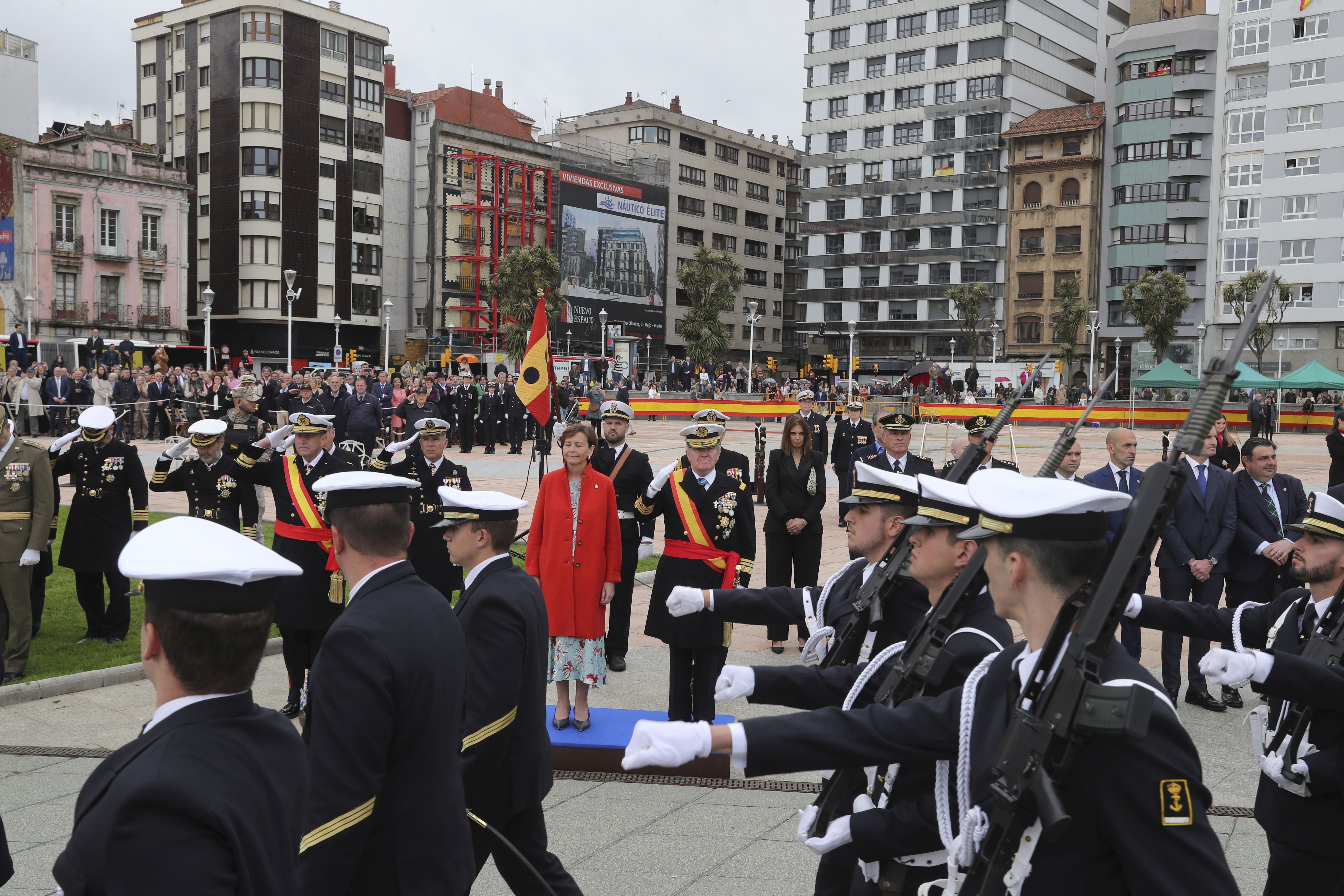 Las imágenes de la jura de bandera en Gijón (5)