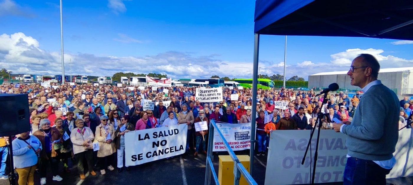 Cientos de personas se concentraron ayer en Jarrio en defensa del hospital comarcal.