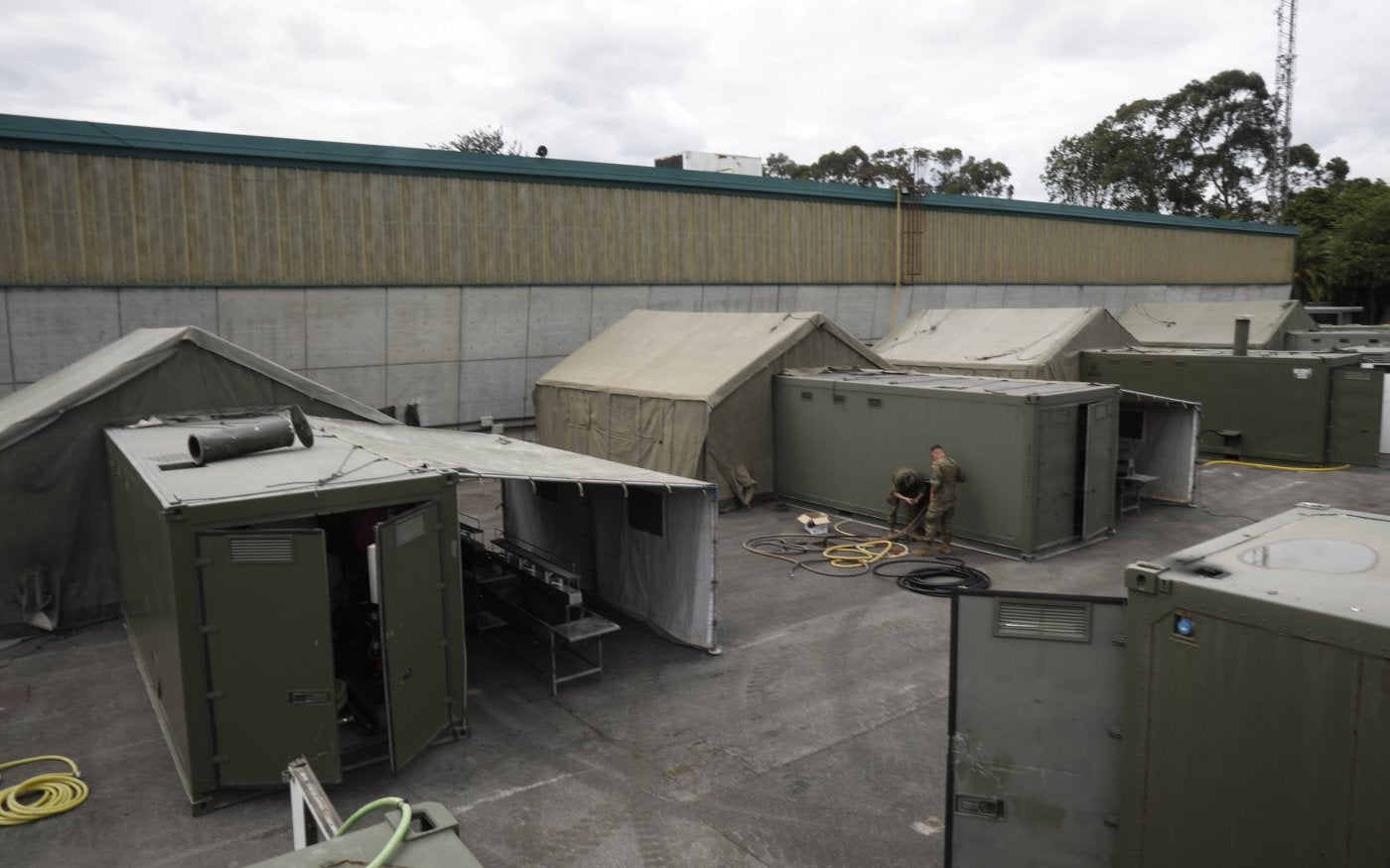 Algunos de los equipos que instaló la Unidad de Apoyo Logístico en el recinto ferial Luis Adaro.