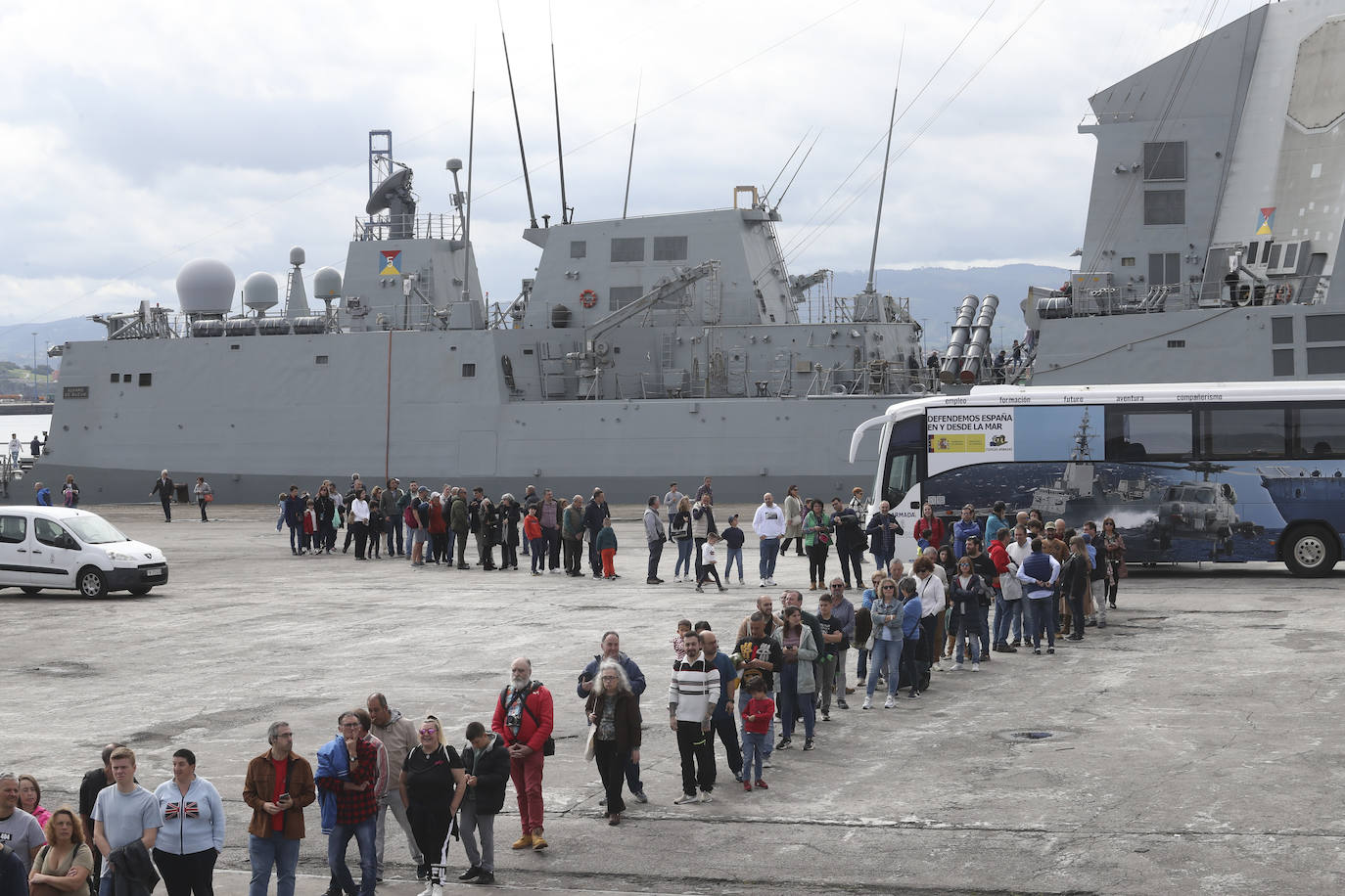 Gran expectación en el último día para visitar los buques de la Armada en Gijón