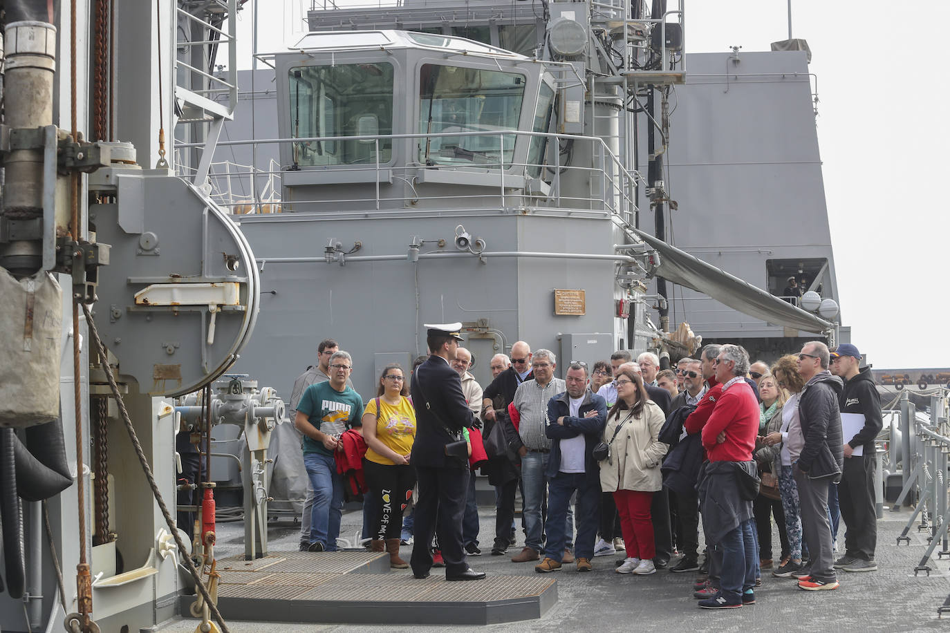 Gran expectación en el último día para visitar los buques de la Armada en Gijón