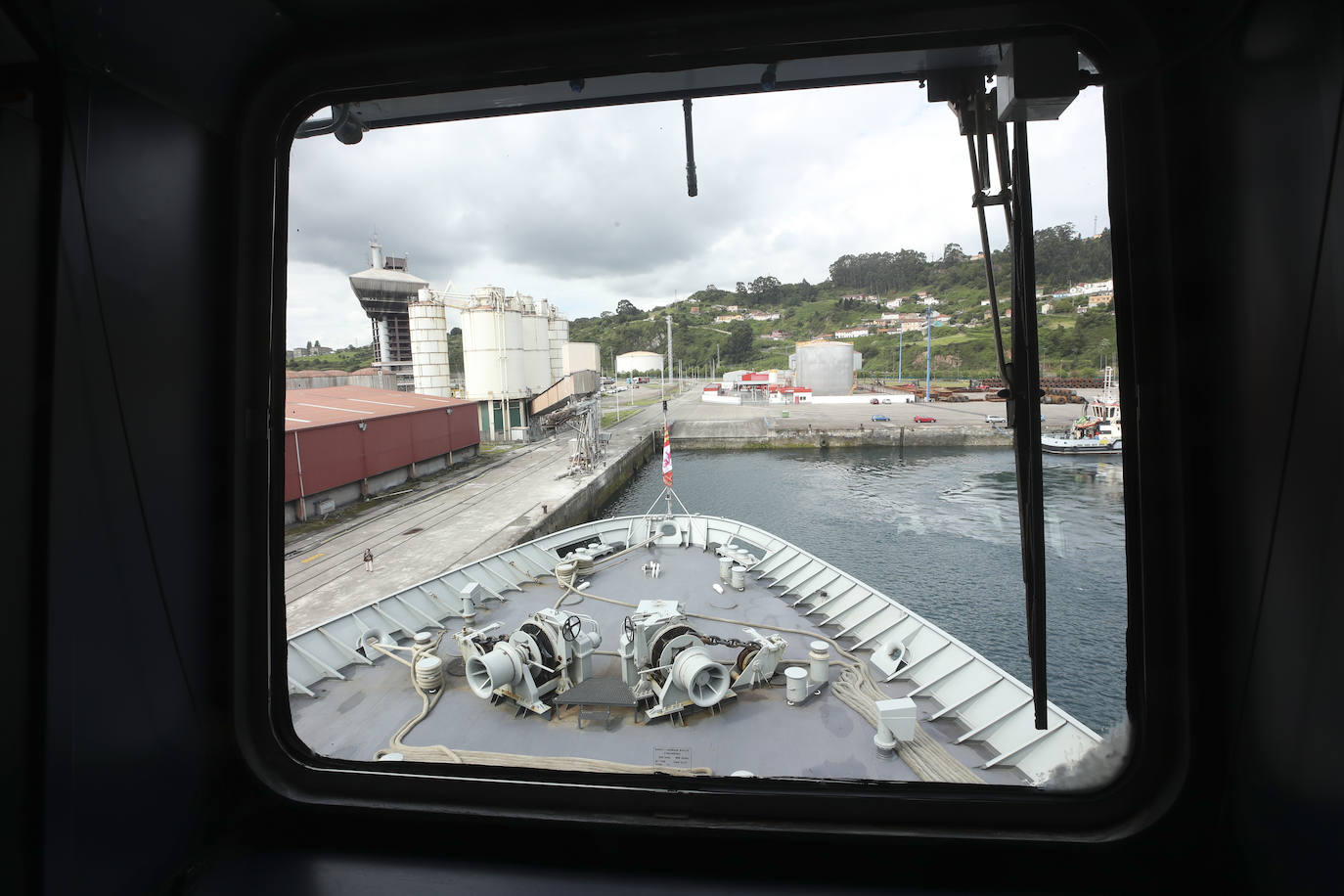 Gran expectación en el último día para visitar los buques de la Armada en Gijón