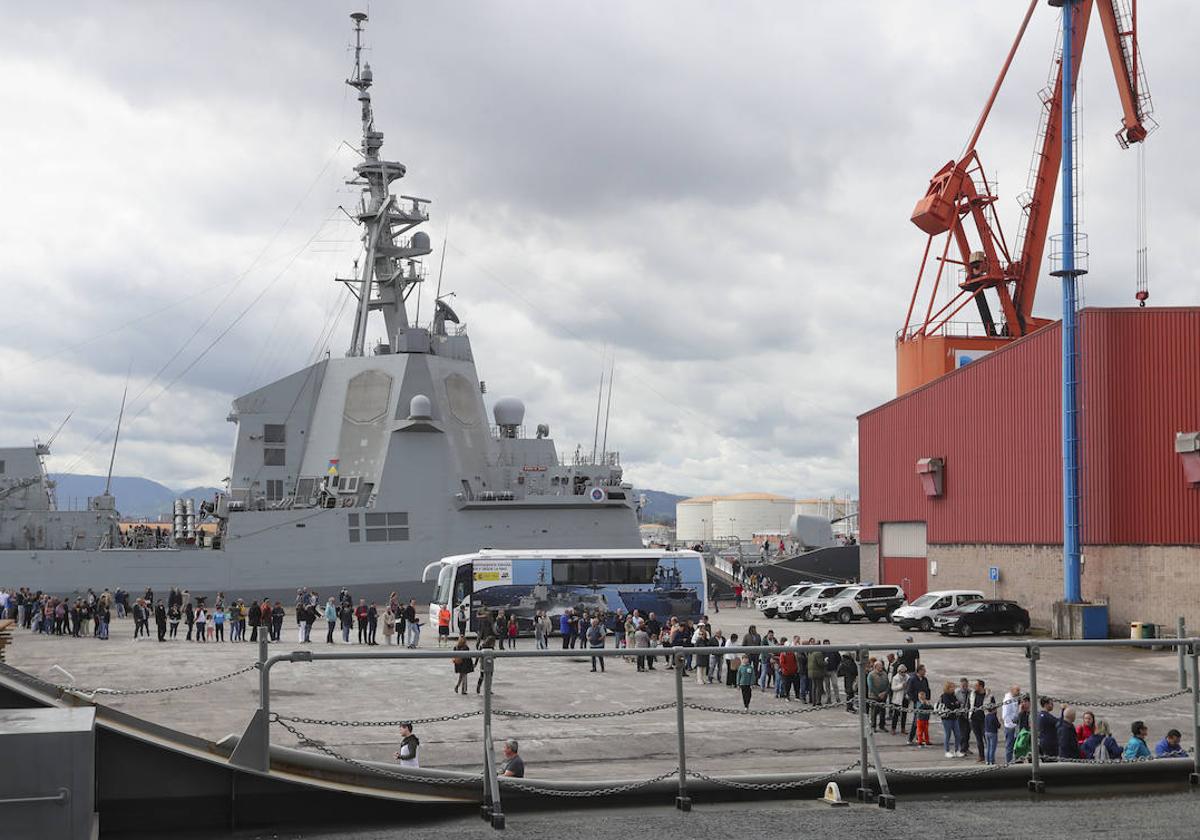 Gran expectación en el último día para visitar los buques de la Armada en Gijón