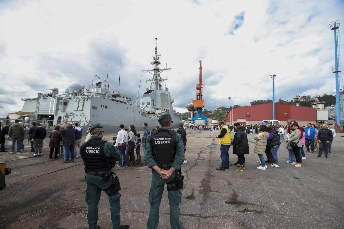 Gran expectación en el último día para visitar los buques de la Armada en Gijón