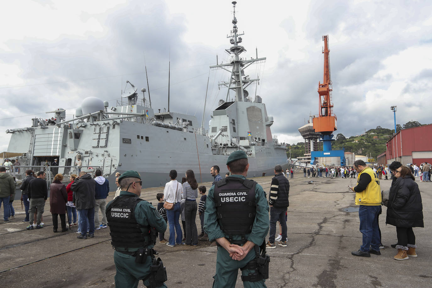 Gran expectación en el último día para visitar los buques de la Armada en Gijón