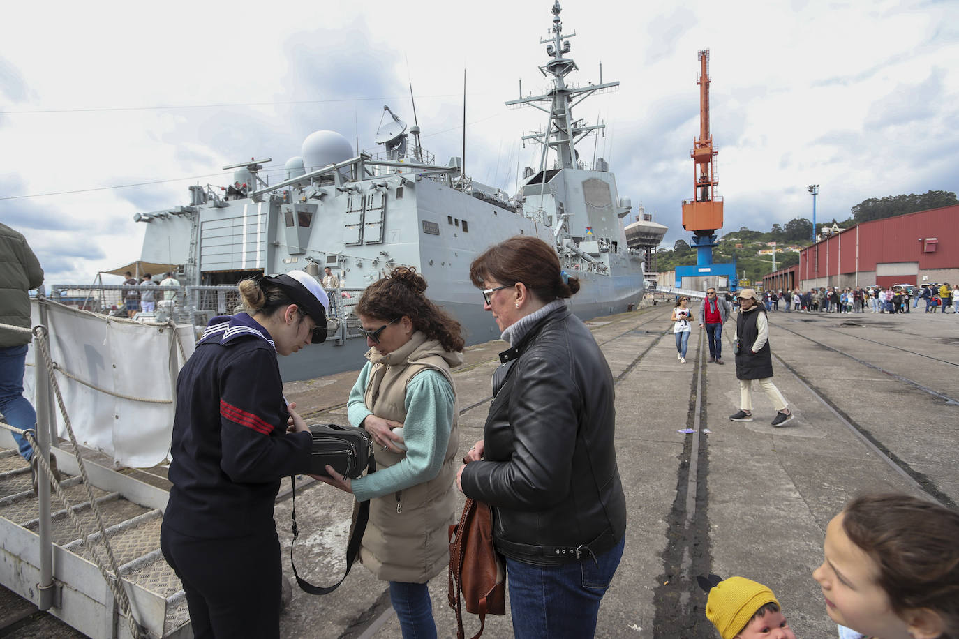 Gran expectación en el último día para visitar los buques de la Armada en Gijón