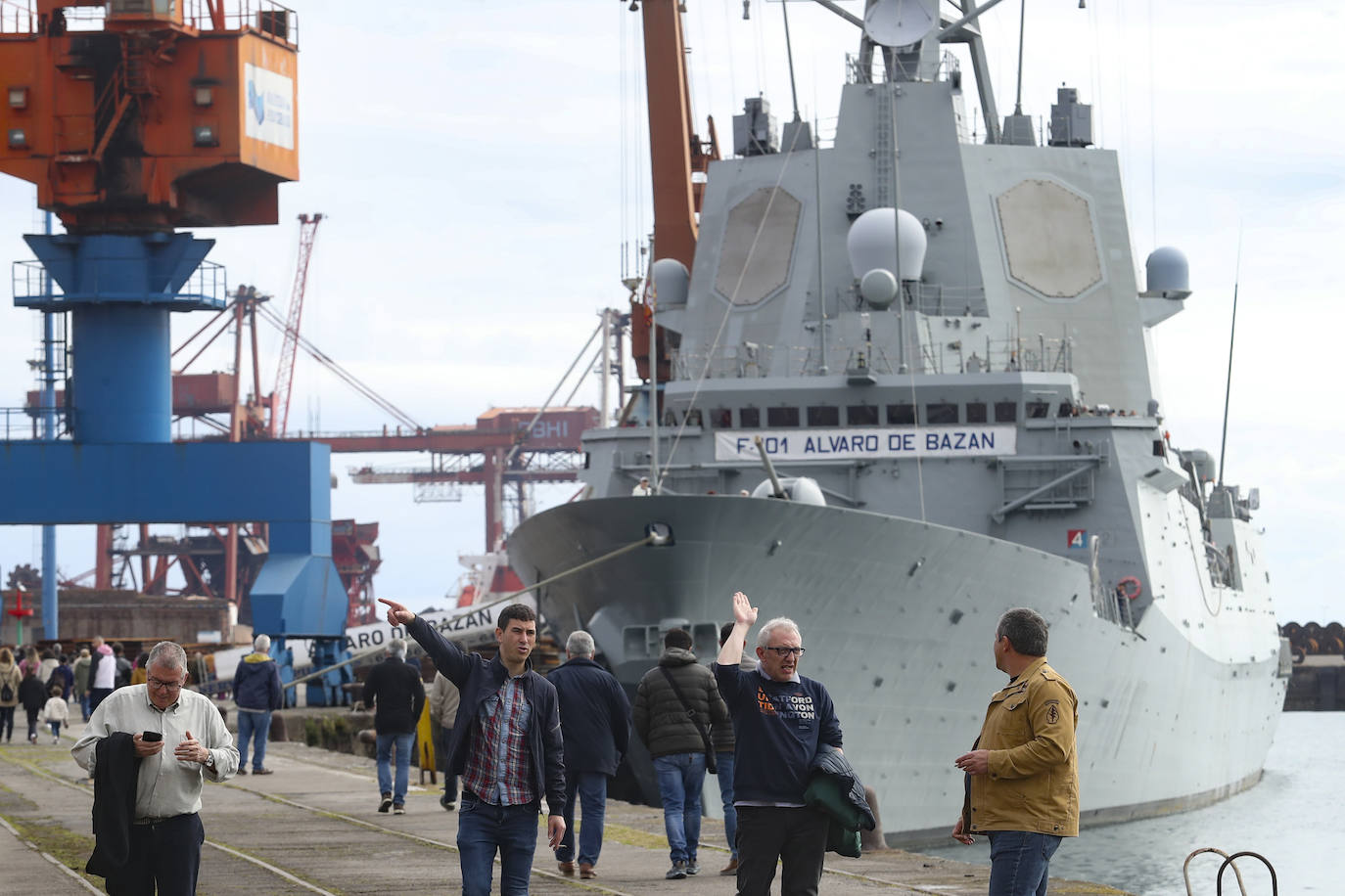 Gran expectación en el último día para visitar los buques de la Armada en Gijón