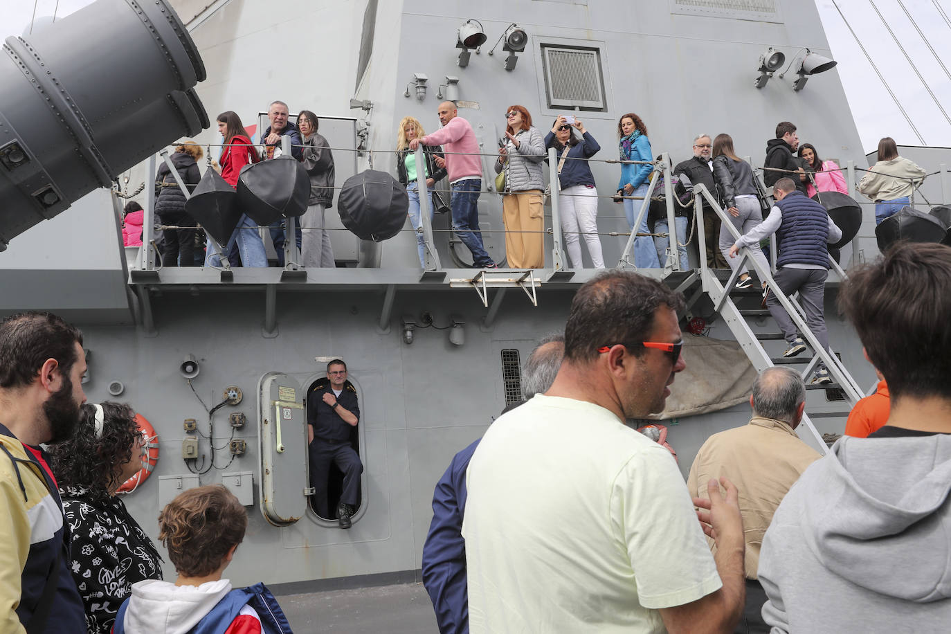 Gran expectación en el último día para visitar los buques de la Armada en Gijón