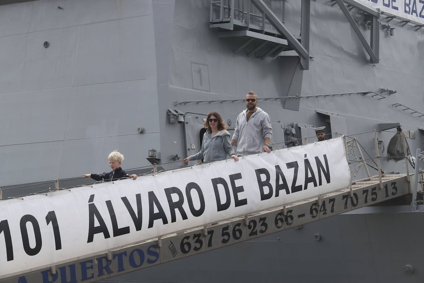 Gran expectación en el último día para visitar los buques de la Armada en Gijón