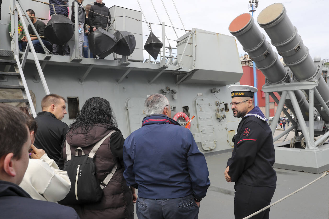 Gran expectación en el último día para visitar los buques de la Armada en Gijón