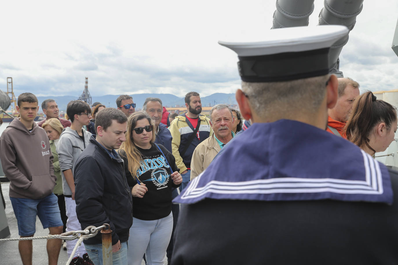 Gran expectación en el último día para visitar los buques de la Armada en Gijón