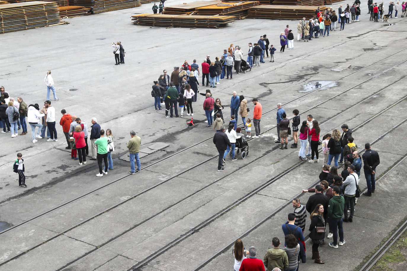 Gran expectación en el último día para visitar los buques de la Armada en Gijón