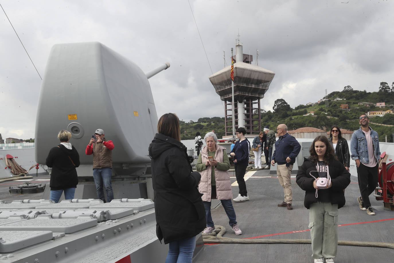 Gran expectación en el último día para visitar los buques de la Armada en Gijón