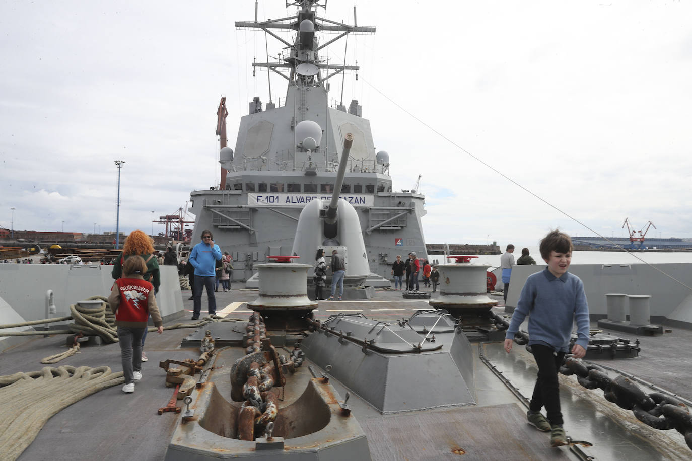 Gran expectación en el último día para visitar los buques de la Armada en Gijón