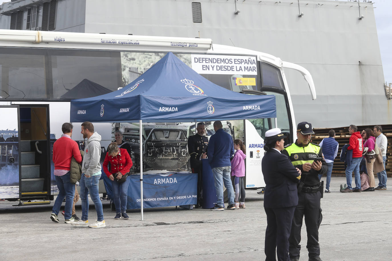 Gran expectación en el último día para visitar los buques de la Armada en Gijón