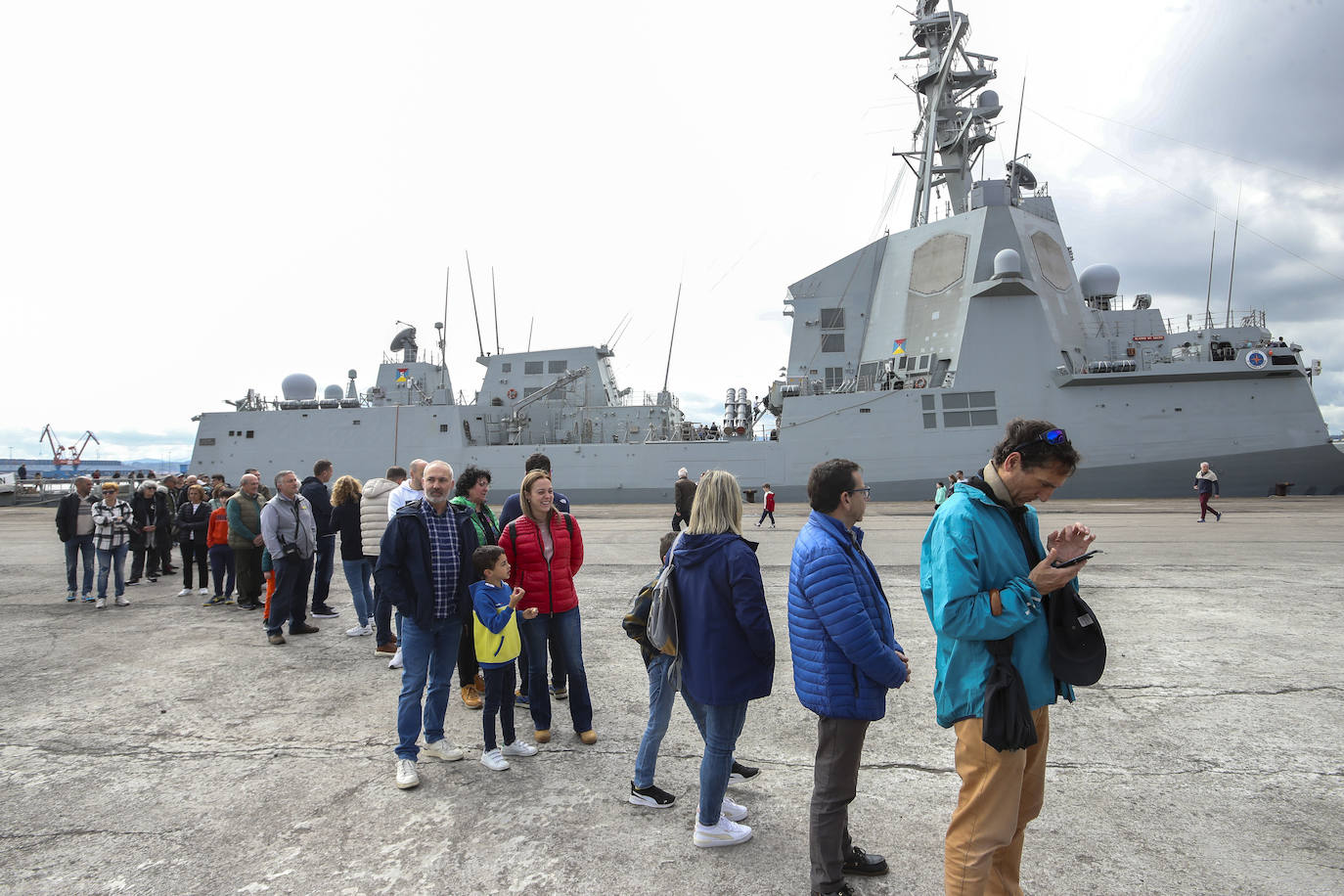 Gran expectación en el último día para visitar los buques de la Armada en Gijón