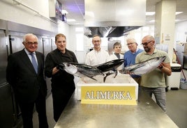 José García-Inés, Florentino Menéndez, Antonio Blanco, sor Carmen Lorenzo, Avelino Rancaño y Armando Prendes, ayer, en la Cocina Económica con los bonitos del norte donados por Alimerka.