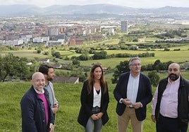 Rodrigo Pintueles, Andrés Ruiz, Ángela Pumariega, Pablo González y José Luis Nicieza, con el valle de Jove y Veriña al fondo.