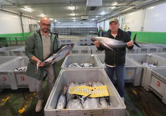 El responsable de pescaderías de Alimerka, Armando Prendes, y el armador del 'Goienkale', Enrique Zabaleta, posaban esta mañana con los primeros ejemplares de bonito en la rula de Avilés.