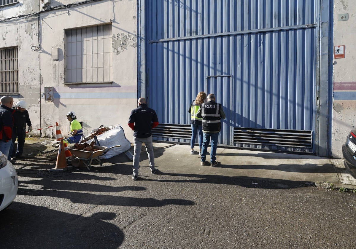 La Policía Nacional clausuran una de las naves de Tremañes convertidas en fábricas de marihuana.