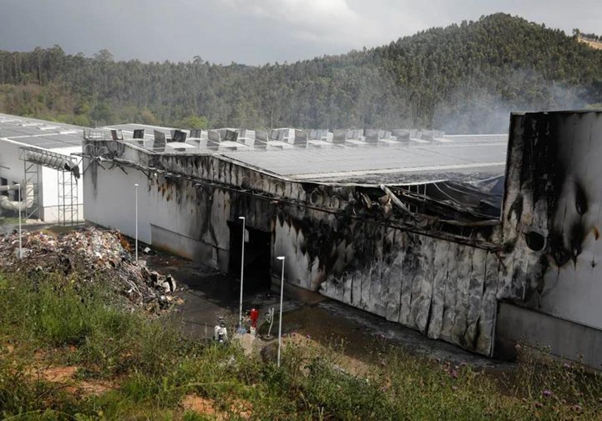 Nave de recepción y pretratamiento, que quedó arruinada por el fuego.