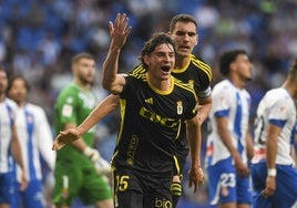 Oier Luengo y Dani Calvo celebran el gol del primero.