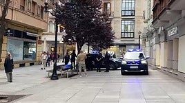 La Policía reduce en Gijón a una mujer muy alterada que causó un altercado en una tienda de ropa