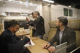 Mariano Santiso, Aleida María Granda, el consejero Alejandro Calvo y el viceconsejero Jorge García, en la sala Executive del AVE.