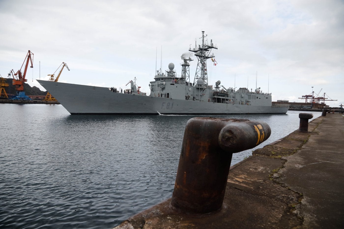 La fragata 'Santa María', en plena operación de atraque.