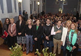 María de Álvaro, Socorro Suárez Lafuente, María Mitre, Leticia Álvarez, Carmen Moriyón, Ángel González, Chomin y Begoña Tellado y María Teresa Álvarez. Socorro Suárez, María Teresa Álvarez, Begoña Tellado y María de Álvaro.