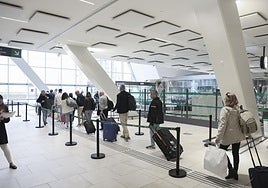 Pasajeros del primer AVE Vigo-Madrid, este martes en Vigo, que sufrió un retraso de más de dos horas.