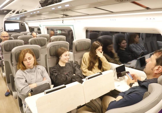 Viajeros en el estreno del nuevo tren, el servicio de alta velocidad para ir a Madrid.